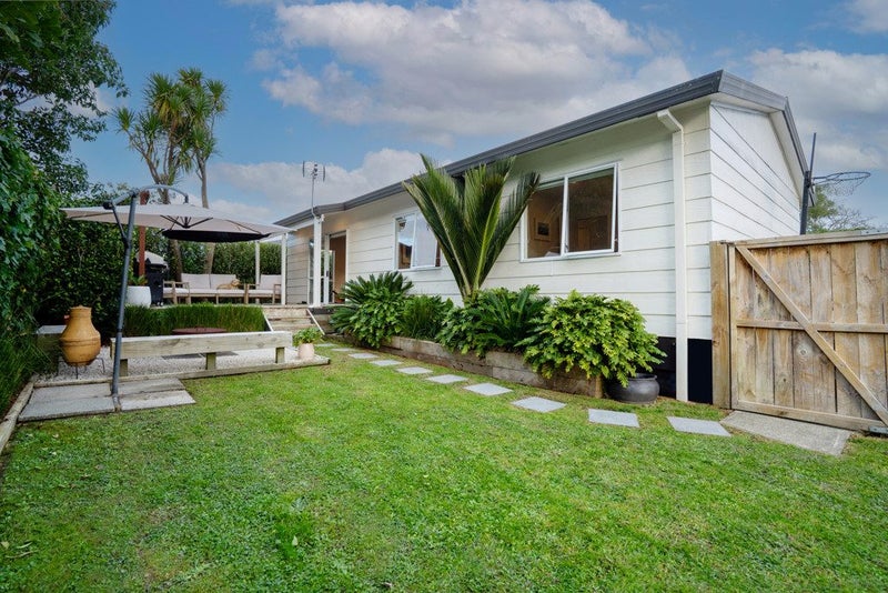 1/61 Kaurilands Road, Titirangi, Auckland - Carousel 1