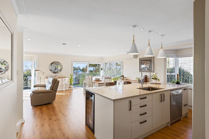 1/4 Holt Avenue, Torbay, Auckland - Carousel 2