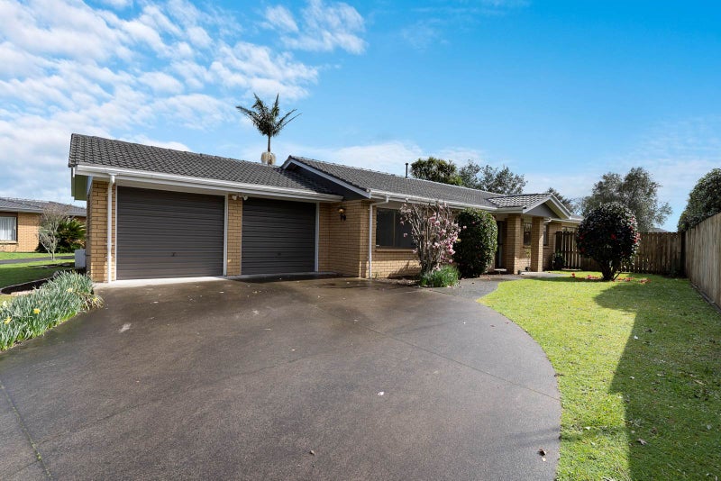 11 Donegan Place, Conifer Grove, Takanini - Carousel 1
