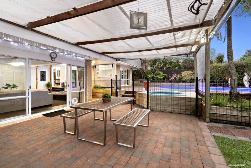 8 Trident Place, Shelly Park, Auckland - Carousel 2