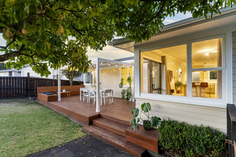 25 Crocombe Crescent, Beach Haven, Auckland - Carousel 1