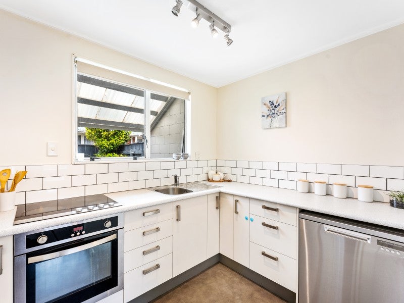 6/21 Islington Street, Trentham, Upper Hutt - Carousel 1