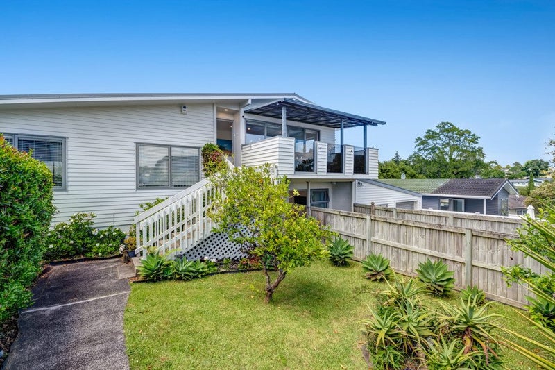 1/2 Pavola Grove, Glenfield, Auckland - Carousel 1