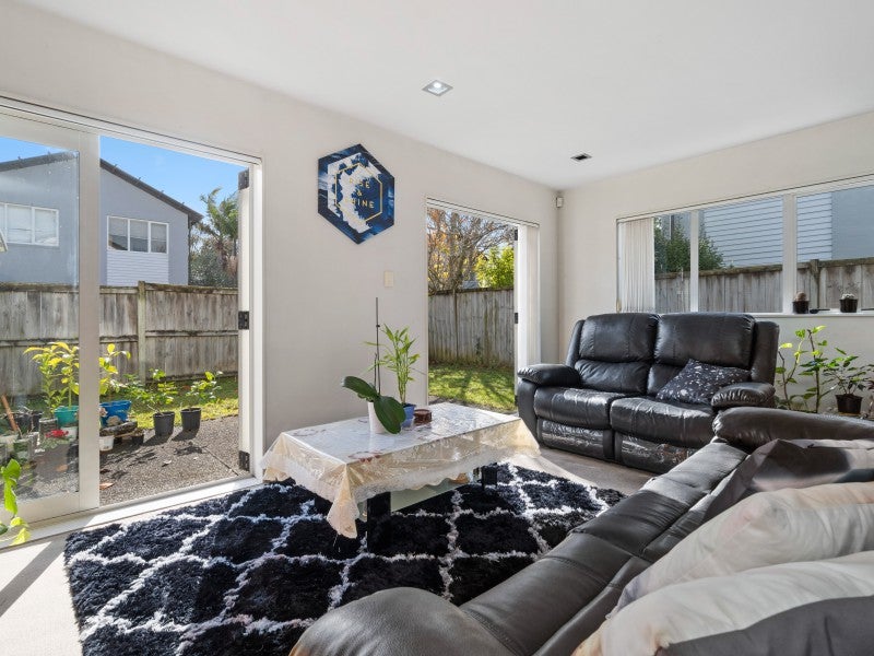 16 Pecan Place, Avondale, Auckland - Carousel 1