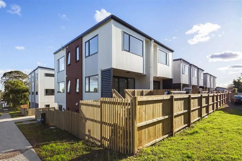 6/7 Chevis Place, Pakuranga, Auckland - Carousel 2