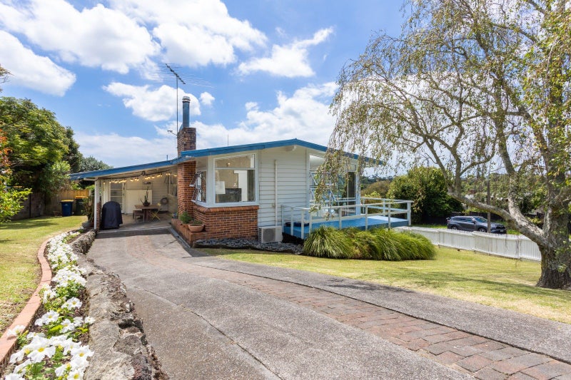 18 Deuxberry Avenue, Northcote, Auckland - Carousel 2