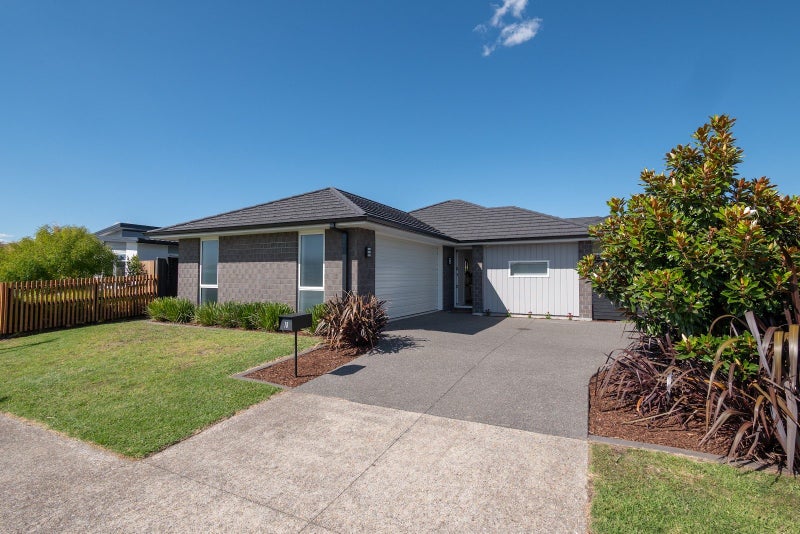 18 Tabraham Crescent, Pyes Pa, Tauranga - Carousel 1