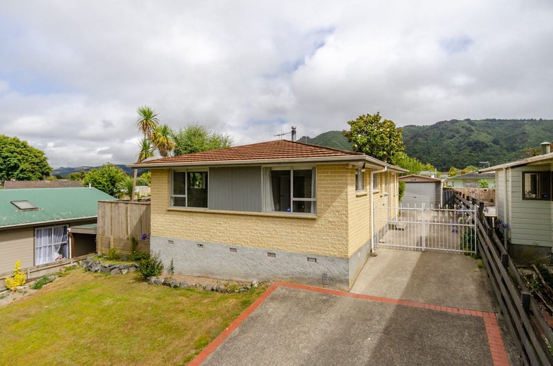37 Brightwater Crescent, Totara Park, Upper Hutt - Carousel 1