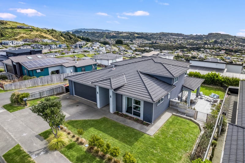 105 Endeavour Drive, Whitby, Porirua - Carousel 1