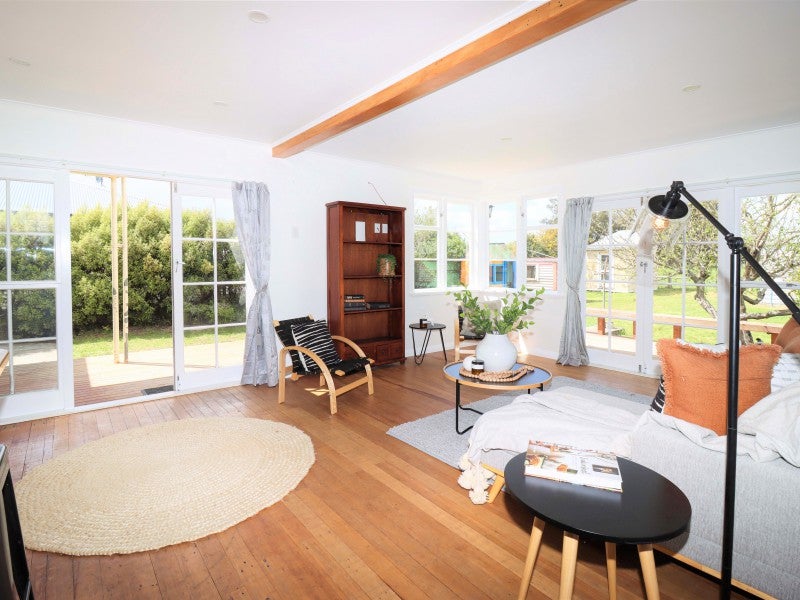 257 High Street South, Carterton - Carousel 2