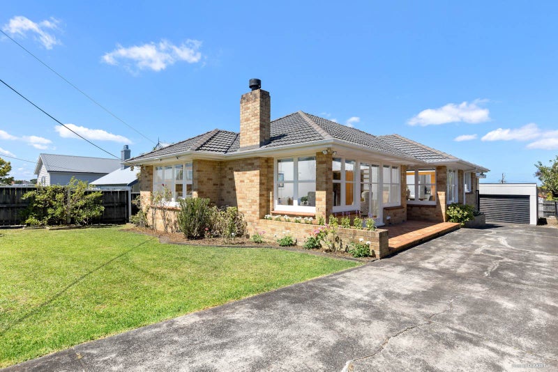 7 Coronation Street, Belmont, Auckland - Carousel 1