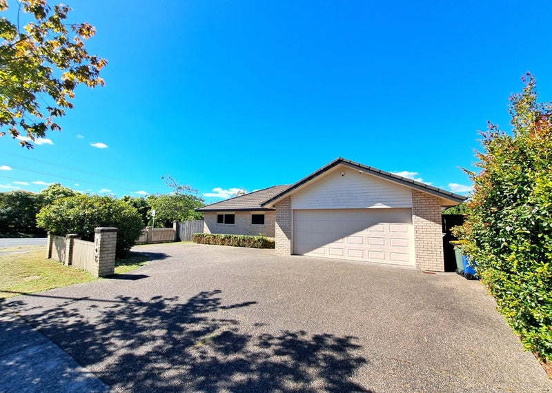 15 Murray Becroft Avenue, Henderson Valley, Auckland - Carousel 1