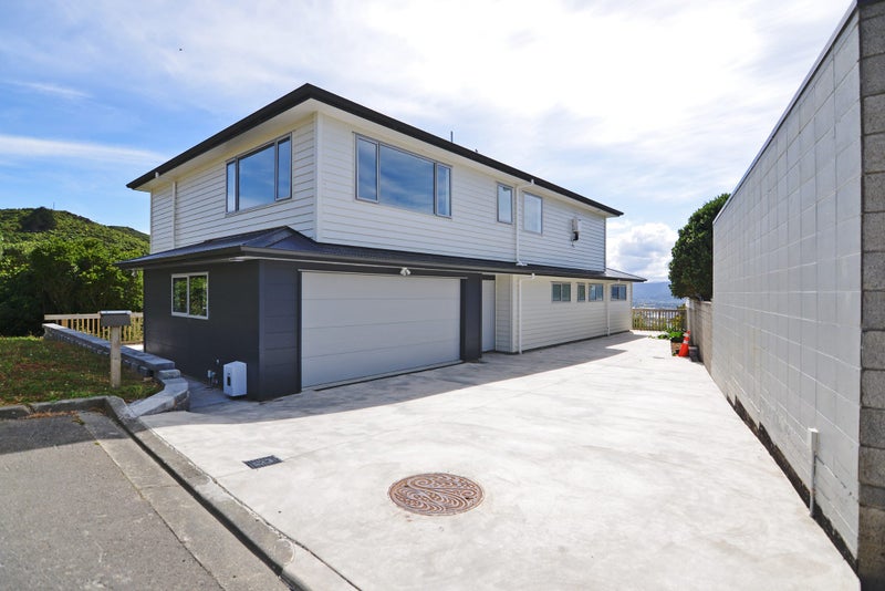 19 Bendigo Grove, Newlands, Wellington - Carousel 1