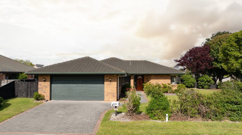 18 Fendalton Drive, Rototuna, Hamilton - Carousel 1