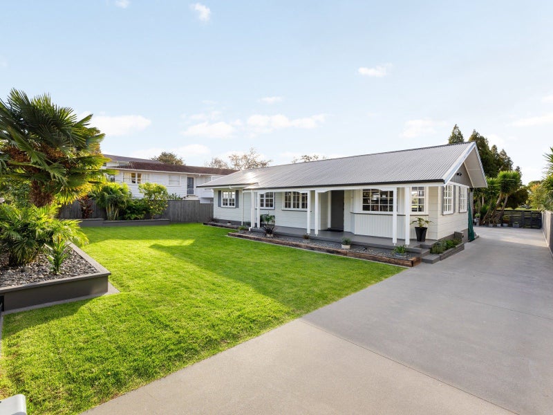 18 Amanda Avenue, Dinsdale, Hamilton - Carousel 1