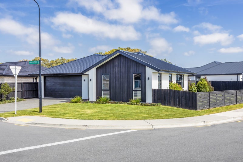 8 Oakleigh Street, Woodend, Woodend - Carousel 1