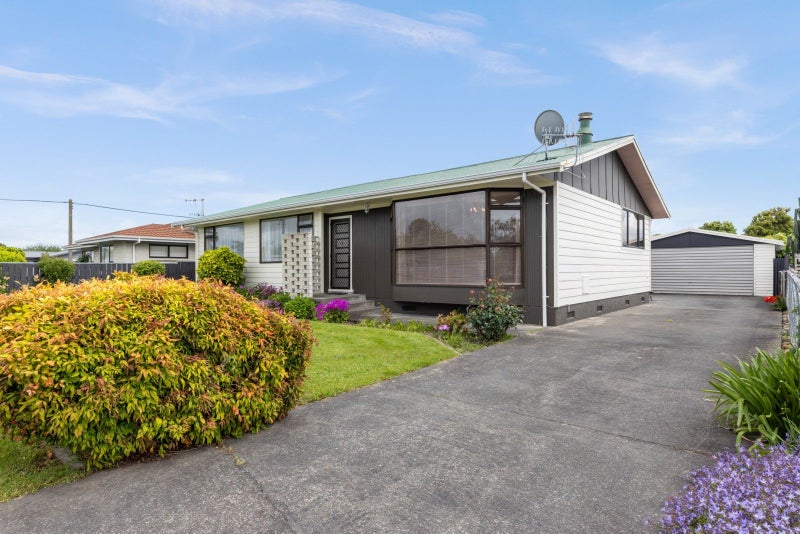 1402 Warwick Place, Mayfair, Hastings - Carousel 1