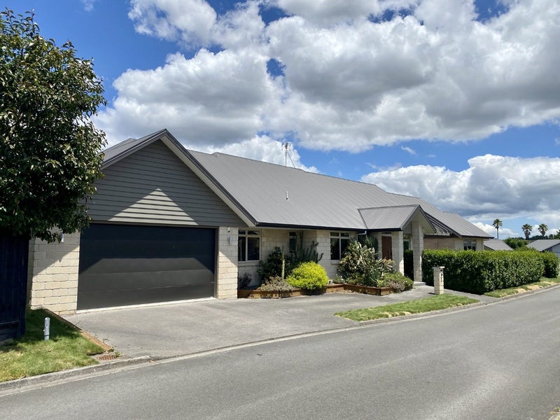 136 Saint James Drive, Huntington, Hamilton - Carousel 1
