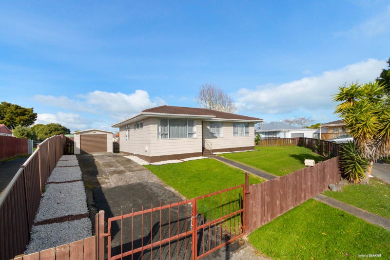 8 Dorendia Place, Clendon Park, Auckland - Carousel 1