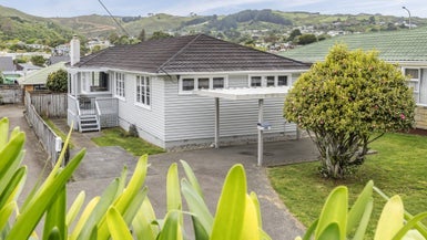 334 Main Road, Tawa, Wellington - Carousel 1