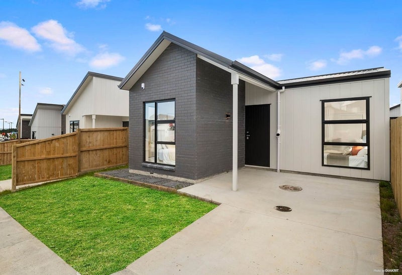 12 Horokaka Street, Massey, Auckland - Carousel 1