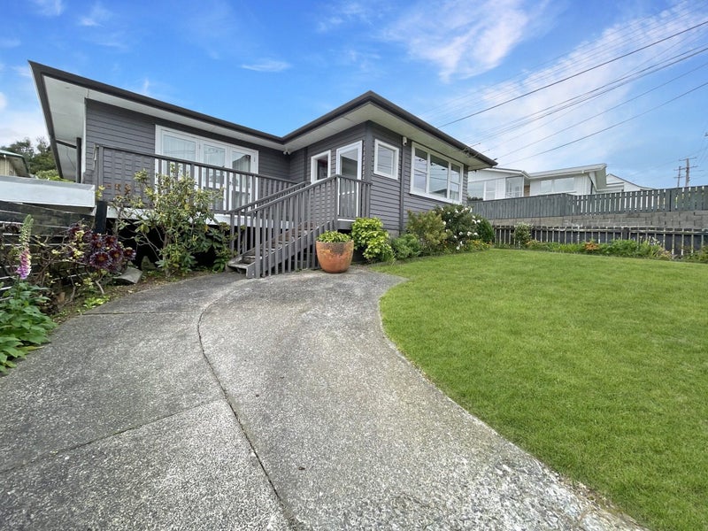 95 Beazley Avenue, Paparangi, Wellington - Carousel 1
