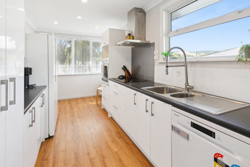 45 Victory Crescent, Tawa, Wellington - Carousel 1