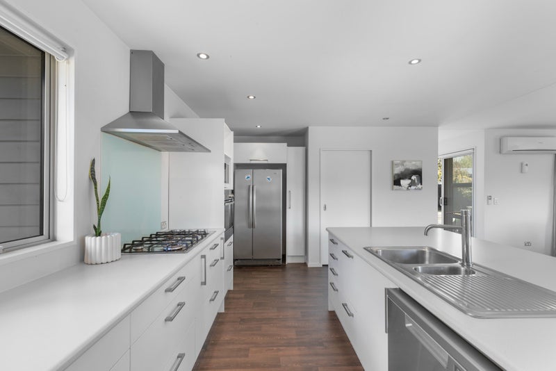 5 Nerin Square, Lake Hayes, Queenstown - Carousel 2