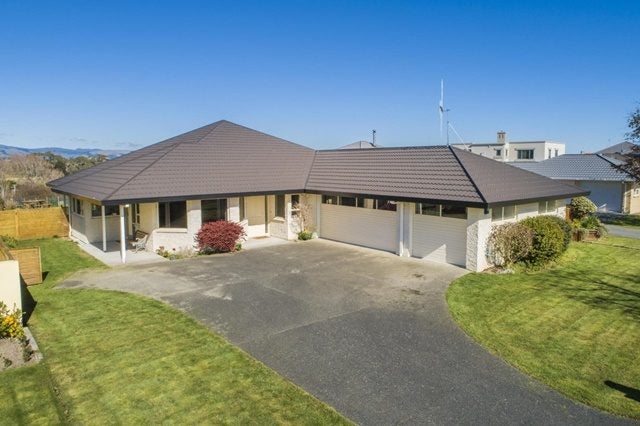 51 Royal Oak Drive, Kelvin Grove, Palmerston North - Carousel 1