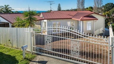 685 Beach Road, Rothesay Bay, Auckland - Carousel 1