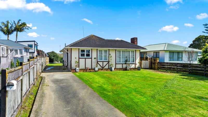 92 Gloria Avenue, Te Atatu Peninsula, Auckland - Carousel 1