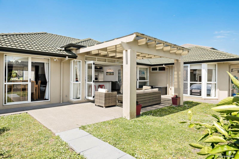 8 Corricvale Way, Northcross, Auckland - Carousel 1