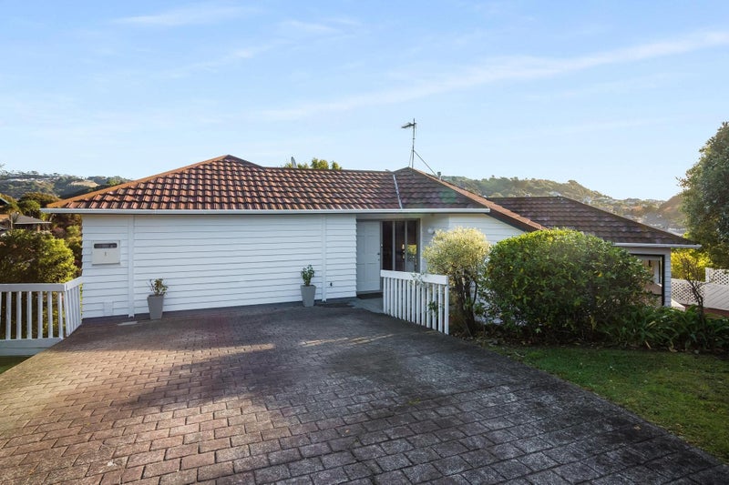 8 Eclipse Lane, Whitby, Porirua - Carousel 2