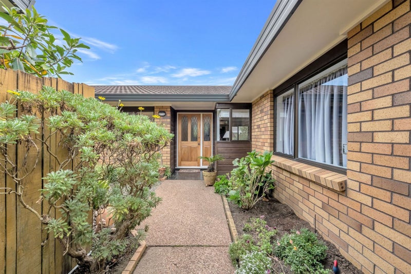 2/8 Simmental Crescent, Somerville, Manukau - Carousel 1
