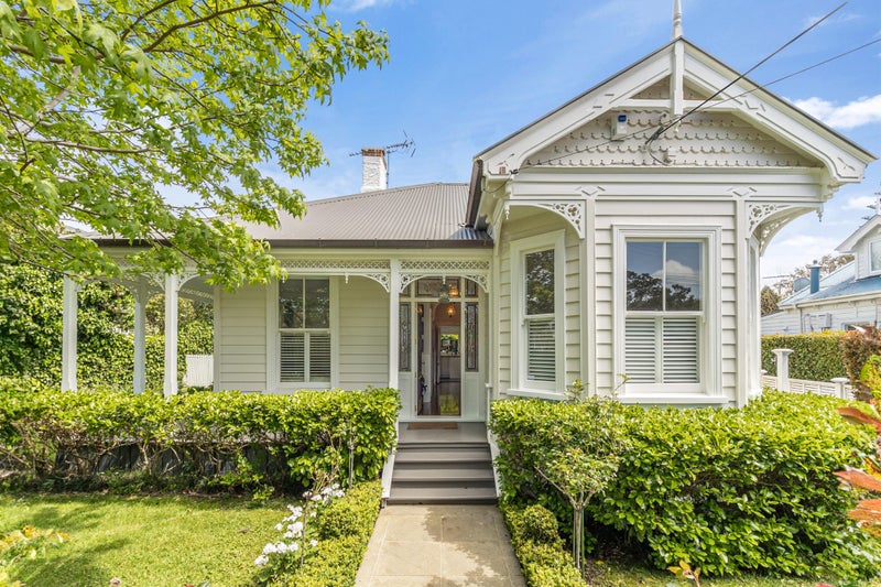 11 Summer Street, Stanley Point, Auckland - Carousel 1