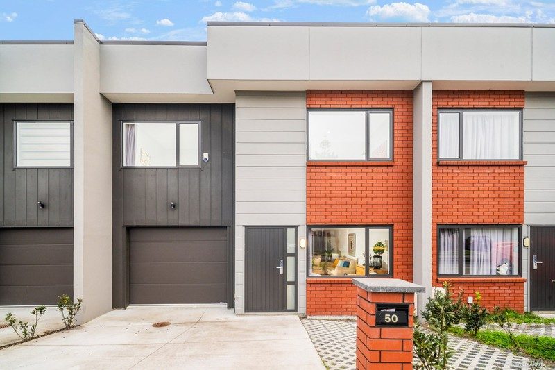 50 Bordeaux Parade, Te Atatu South, Auckland - Carousel 1