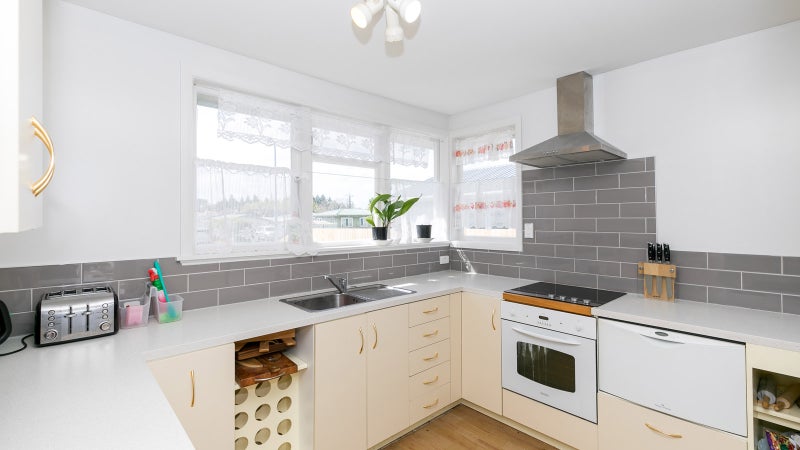 66 Montgomery Crescent, Bader, Hamilton - Carousel 2