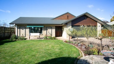 10 Fairburn Place, Leamington, Cambridge - Carousel 1