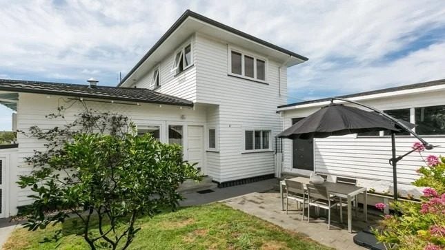 4 Cobden Lane, Bluff Hill, Napier - Carousel 1