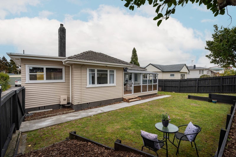 35 Lake Crescent, Hamilton Lake, Hamilton - Carousel 1