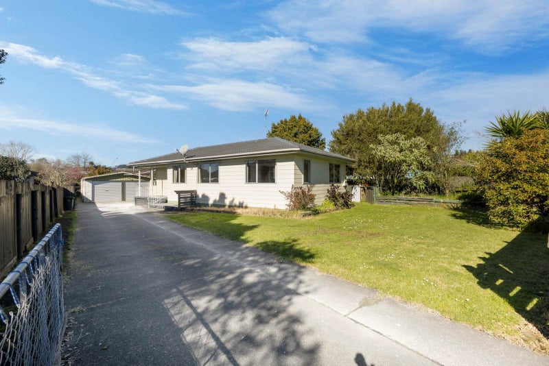 18 Lipton Grove, Opaheke, Papakura - Carousel 1