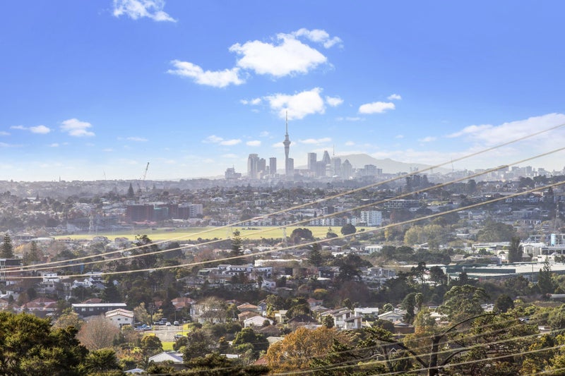 2 Fairmount Road, Titirangi, Auckland - Carousel 2