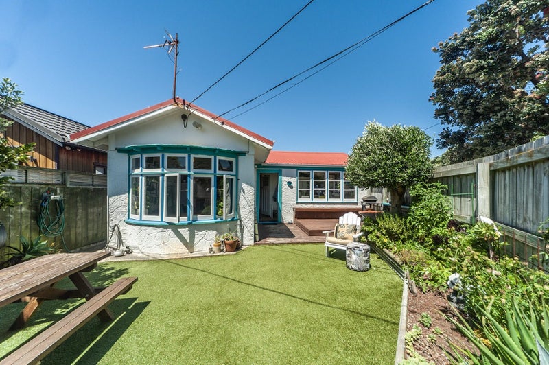 83 Apu Crescent, Lyall Bay, Wellington - Carousel 1