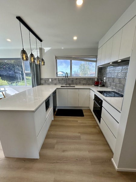 6 Bel Air Drive, Hillsborough, Auckland - Carousel 2