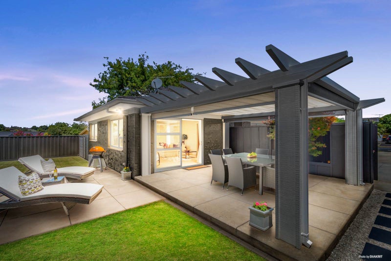 2/18 Whiteacres Drive, Sunnyhills, Auckland - Carousel 1