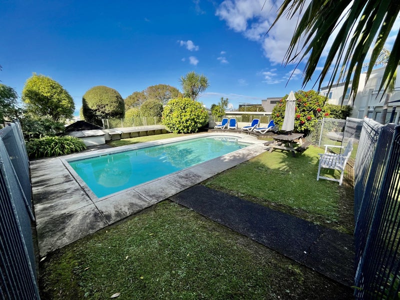 15/18 Parr Terrace, Castor Bay, Auckland - Carousel 1