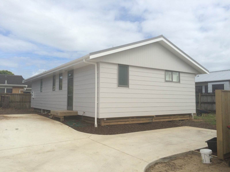 21 Ropata Avenue, Point England, Auckland - Carousel 1
