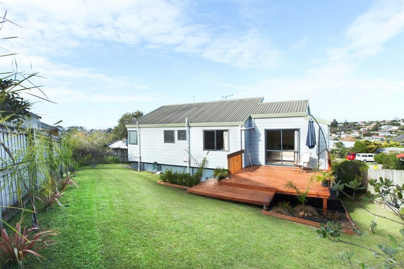 97 Totaravale Drive, Totara Vale, Auckland - Carousel 2