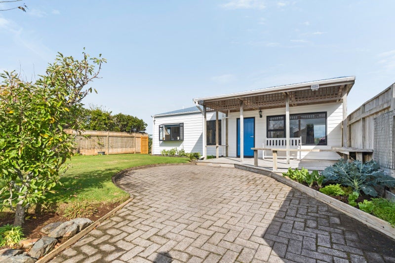 17 Ballantrae Place, Highlands Park, New Plymouth - Carousel 1