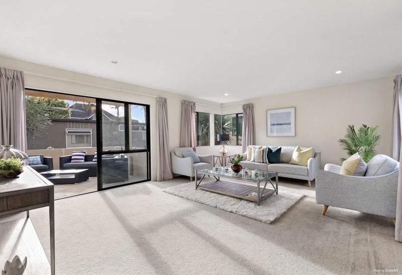 2/27 Commodore Parry Road, Castor Bay, Auckland - Carousel 2